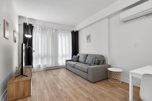 Salon - 301-1200 Rue Crescent, Montréal (Ville-Marie), QC - Indoor