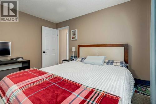 35 Woodstock Road Sw, Calgary, AB - Indoor Photo Showing Bedroom