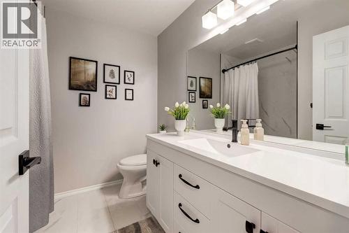 35 Woodstock Road Sw, Calgary, AB - Indoor Photo Showing Bathroom