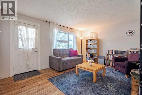 6507 34 Avenue Nw, Calgary, AB - Indoor Photo Showing Living Room