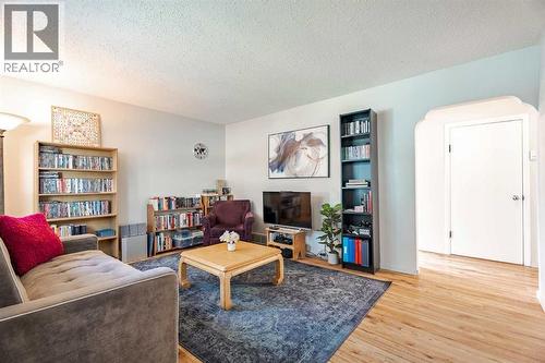 6507 34 Avenue Nw, Calgary, AB - Indoor Photo Showing Living Room