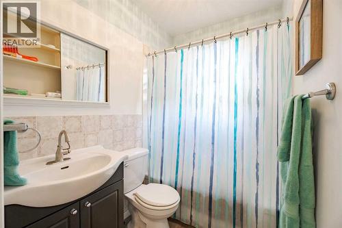 Main Floor Bathroom - 6507 34 Avenue Nw, Calgary, AB - Indoor Photo Showing Bathroom