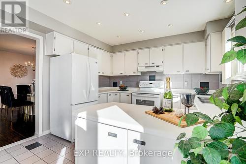 27 Pining Road, Markham, ON - Indoor Photo Showing Kitchen