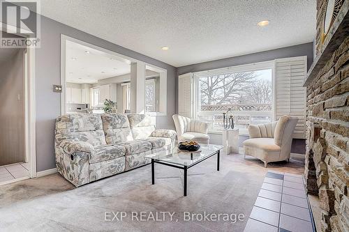 27 Pining Road, Markham, ON - Indoor Photo Showing Living Room