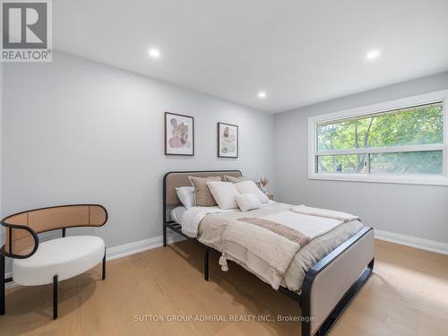 393 Paliser Crescent S, Richmond Hill, ON - Indoor Photo Showing Bedroom