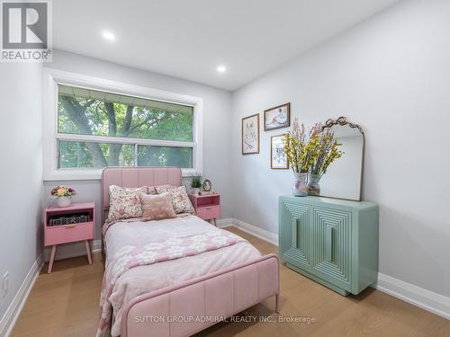 393 Paliser Crescent S, Richmond Hill, ON - Indoor Photo Showing Bedroom