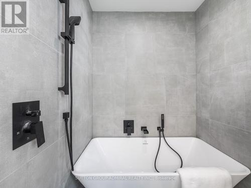 393 Paliser Crescent S, Richmond Hill, ON - Indoor Photo Showing Bathroom