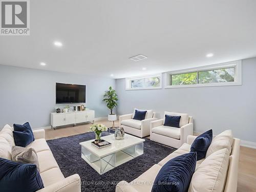 Virtually staged photo - 393 Paliser Crescent S, Richmond Hill, ON - Indoor Photo Showing Living Room