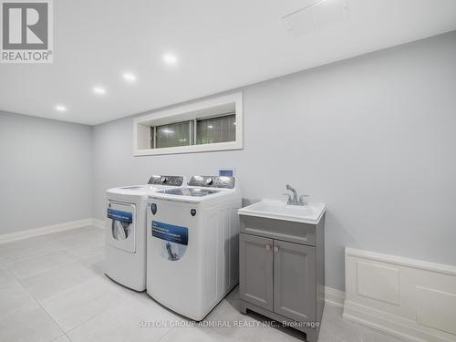 393 Paliser Crescent S, Richmond Hill, ON - Indoor Photo Showing Laundry Room