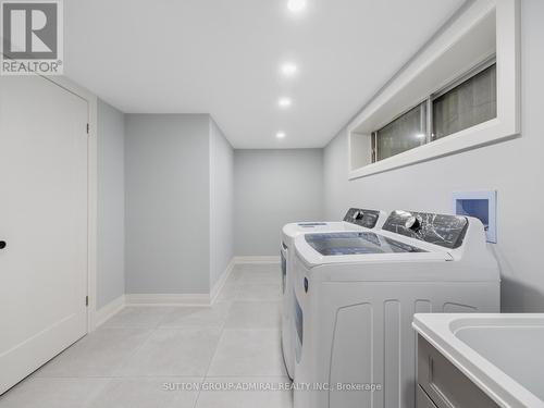 393 Paliser Crescent S, Richmond Hill, ON - Indoor Photo Showing Laundry Room