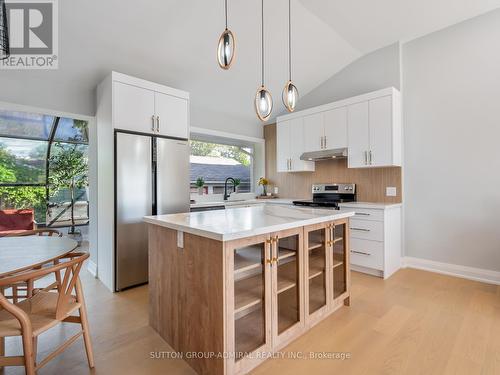 393 Paliser Crescent S, Richmond Hill, ON - Indoor Photo Showing Kitchen