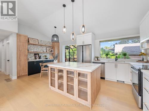 393 Paliser Crescent S, Richmond Hill, ON - Indoor Photo Showing Kitchen With Upgraded Kitchen