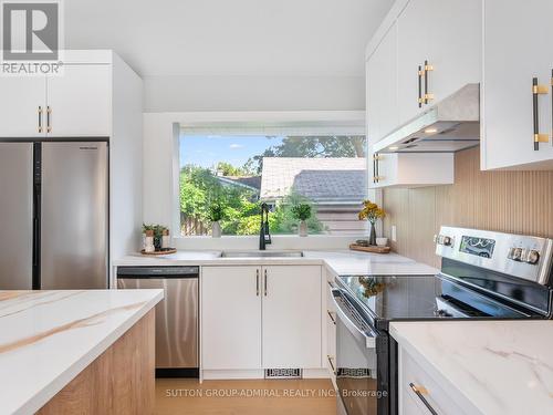 393 Paliser Crescent S, Richmond Hill, ON - Indoor Photo Showing Kitchen