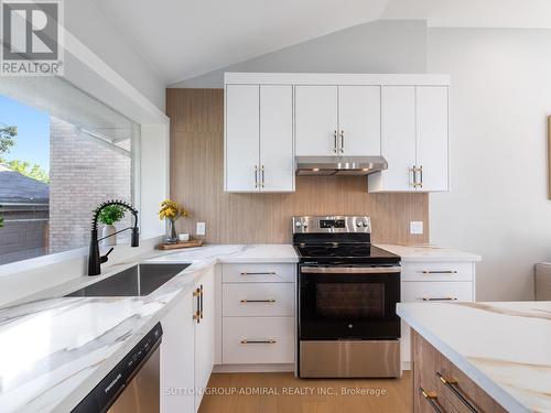 393 Paliser Crescent S, Richmond Hill, ON - Indoor Photo Showing Kitchen