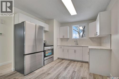 1421 Hnatyshyn Avenue, Saskatoon, SK - Indoor Photo Showing Kitchen
