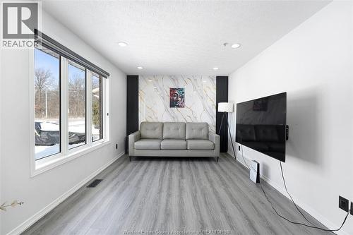 3812 Devonwood Avenue, Windsor, ON - Indoor