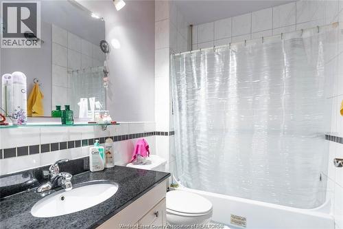 562 Dougall, Windsor, ON - Indoor Photo Showing Bathroom