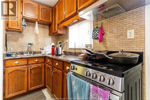 562 Dougall, Windsor, ON - Indoor Photo Showing Kitchen