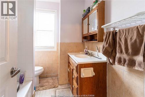 562 Dougall, Windsor, ON - Indoor Photo Showing Bathroom
