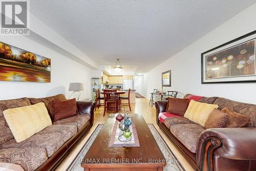 17 - 55 Cedarcroft Boulevard, Toronto, ON - Indoor Photo Showing Living Room