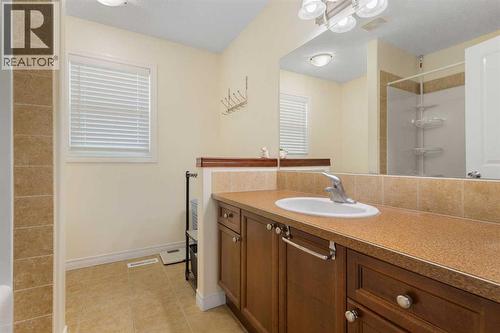 72 Rockyspring Circle Nw, Calgary, AB - Indoor Photo Showing Bathroom