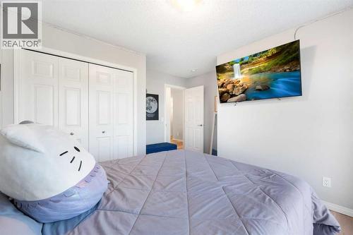 13 Walcrest Way Se, Calgary, AB - Indoor Photo Showing Bedroom