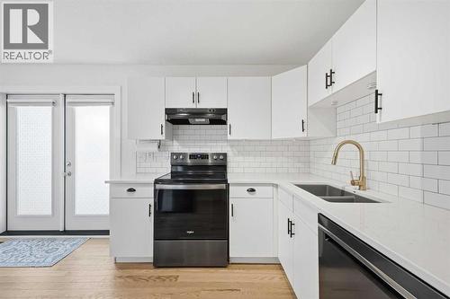 123 Killarney Glen Court Sw, Calgary, AB - Indoor Photo Showing Kitchen With Double Sink With Upgraded Kitchen