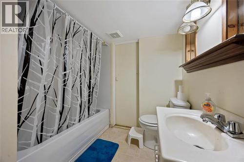 153 College Avenue North, Sarnia, ON - Indoor Photo Showing Bathroom