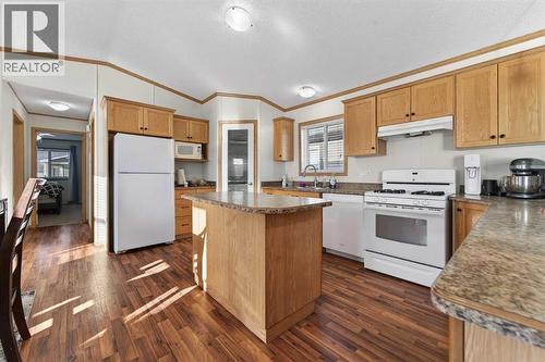 5004 Seasons Boulevard, Coaldale, AB - Indoor Photo Showing Kitchen