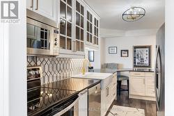 Remodelled kitchen with ceramic backsplash - 