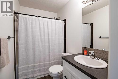 Main Floor 4pc Bathroom - 53 Portway Close, Blackfalds, AB - Indoor Photo Showing Bathroom