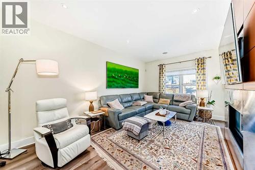 2810 25A Street Sw, Calgary, AB - Indoor Photo Showing Living Room