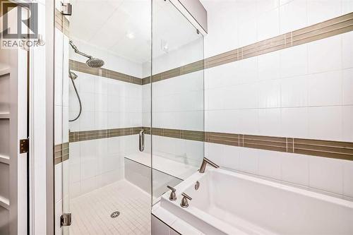 2810 25A Street Sw, Calgary, AB - Indoor Photo Showing Bathroom