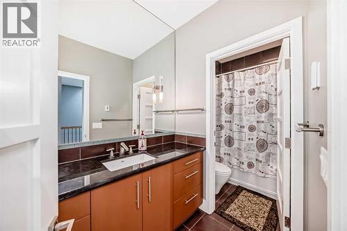 2810 25A Street Sw, Calgary, AB - Indoor Photo Showing Bathroom