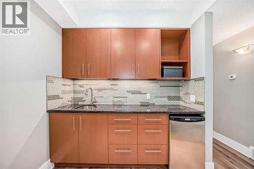 2810 25A Street Sw, Calgary, AB - Indoor Photo Showing Kitchen