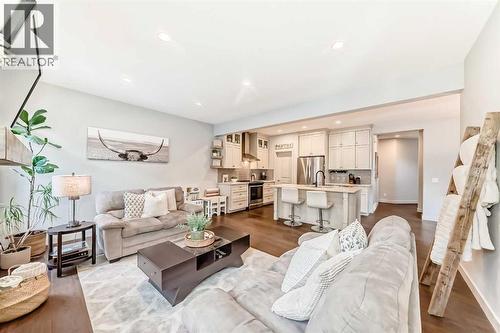 743 Shawnee Drive Sw, Calgary, AB - Indoor Photo Showing Living Room