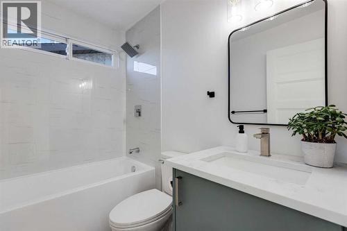 352 Abinger Crescent Ne, Calgary, AB - Indoor Photo Showing Bathroom