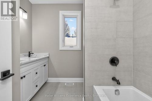 62 Rue Vanier, Tiny, ON - Indoor Photo Showing Bathroom