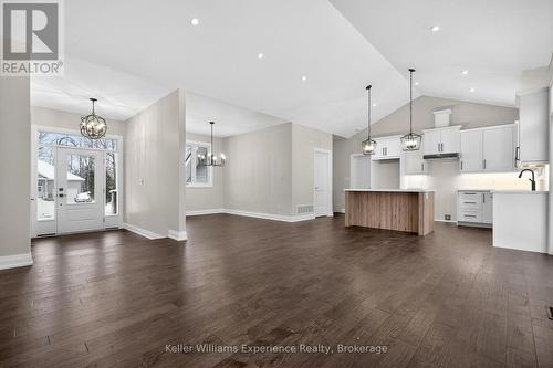 62 Rue Vanier, Tiny, ON - Indoor Photo Showing Other Room