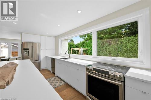 912 Boothman Avenue, Burlington, ON - Indoor Photo Showing Kitchen