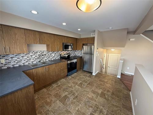 404 25 Tim Sale Drive, Winnipeg, MB - Indoor Photo Showing Kitchen