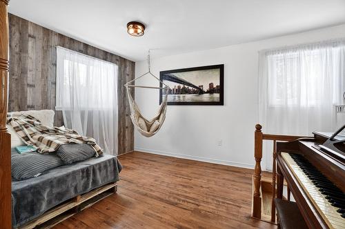 Boudoir - 3375 Rue Masson, Saint-Placide, QC - Indoor