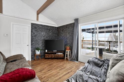 Salon - 3375 Rue Masson, Saint-Placide, QC - Indoor Photo Showing Living Room