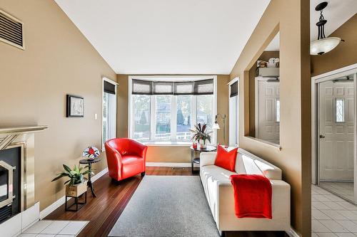 Salon - 290 Rue Du Grand-Coteau, Sainte-Julie, QC 