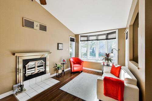 Salon - 290 Rue Du Grand-Coteau, Sainte-Julie, QC 