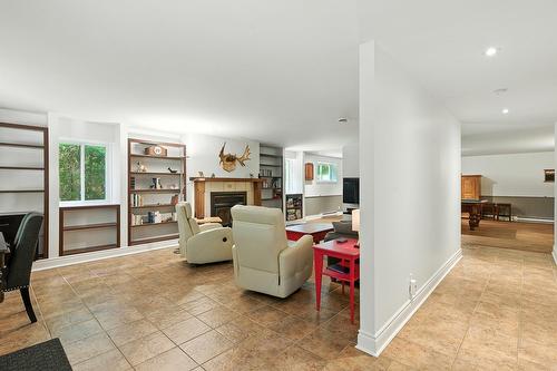 Salle familiale - 525 Rue Des Cyprès, Sainte-Adèle, QC - Indoor