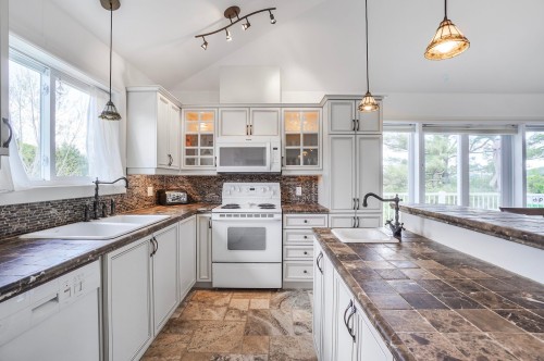 Cuisine - 17Z Av. Des Érables, Saint-Sauveur, QC - Indoor Photo Showing Kitchen With Double Sink
