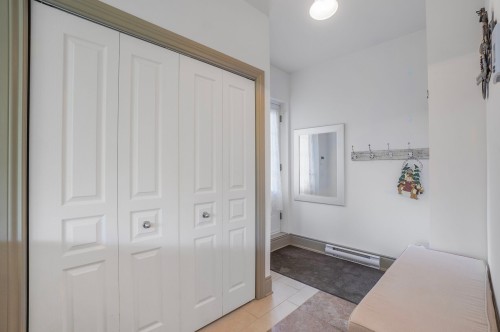 Hall d'entrée/Vestibule - 17Z Av. Des Érables, Saint-Sauveur, QC - Indoor Photo Showing Other Room