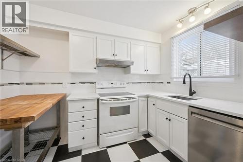 126 Queen Street E, Cambridge, ON - Indoor Photo Showing Kitchen
