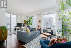 909 - 35 BALMUTO STREET  Toronto, ON M4Y 0A3